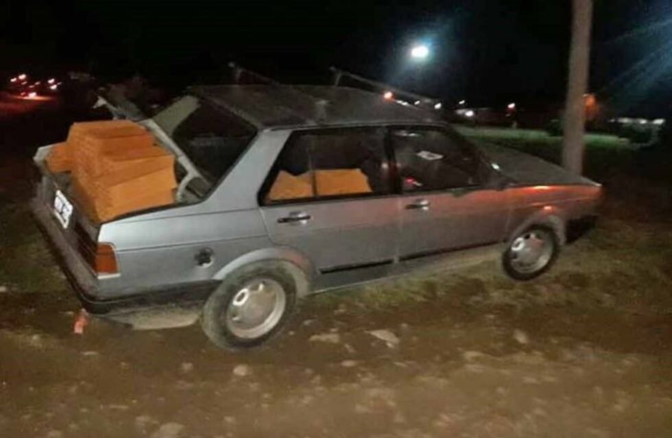 Lo sorprendieron cargando el auto con ladrillos ajenos
