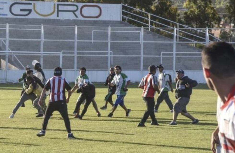 Brutal golpiza en Comodoro Rivadavia: un hincha, al borde de la muerte