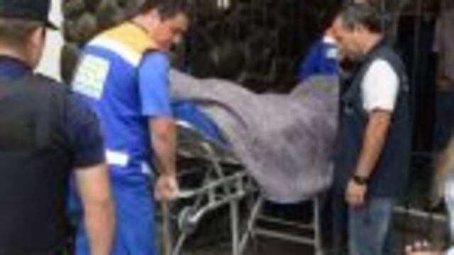 Carlos Arzuza fue trasladado en camilla desde su clu00ednica clandestina al hospital Central.