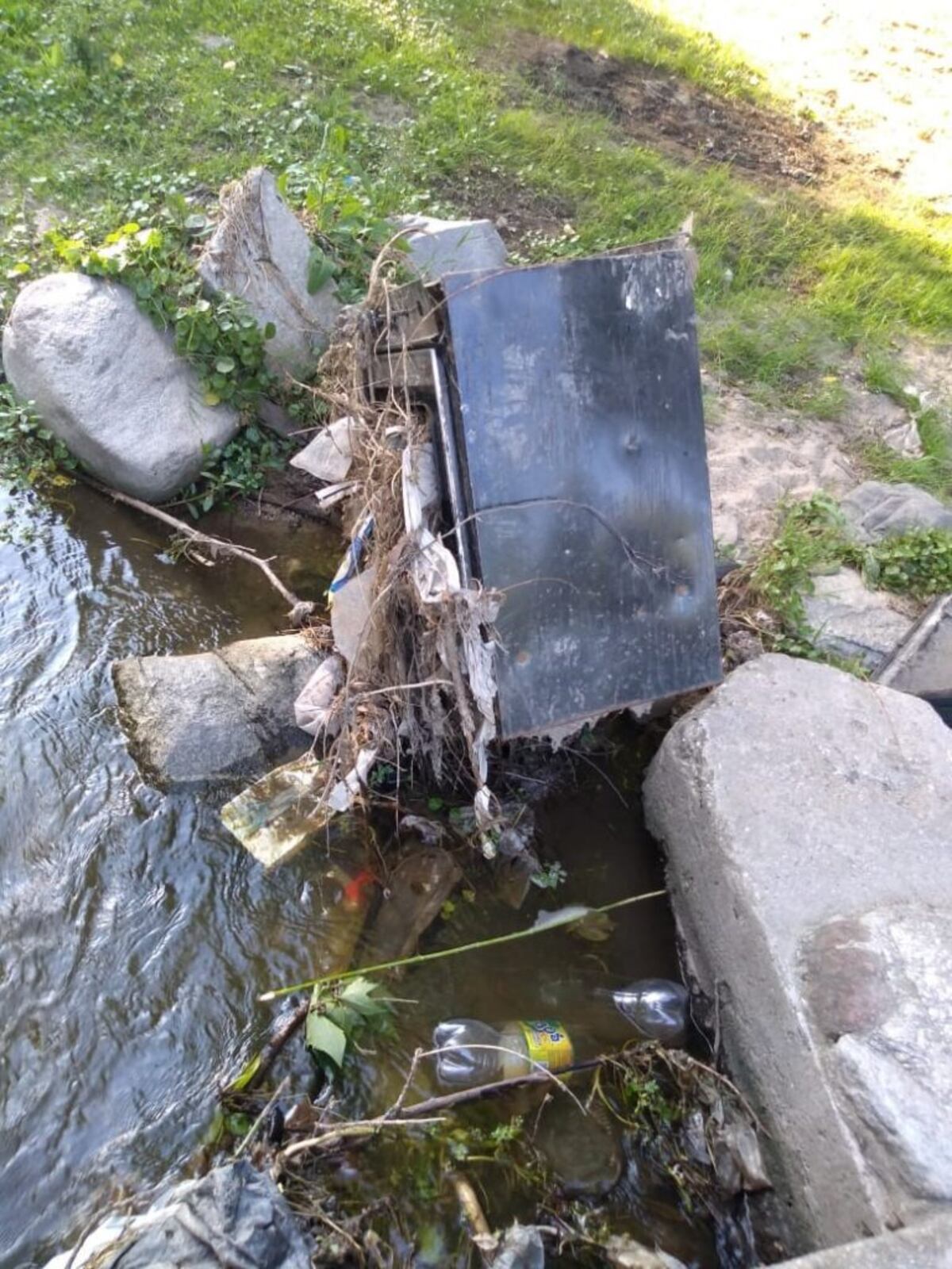 Basura en el arroyo Chicamtoltina de Alta Gracia