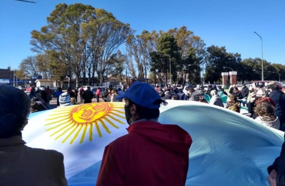 Punta Alta: los afiliados de IOSFA realizaron un "Abrazo Solidario"