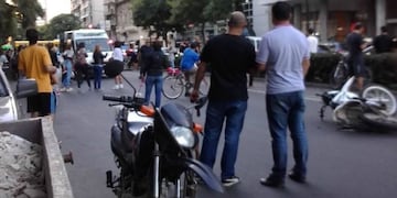 Una moto chocó e hirió gravemente a una mujer en el centro