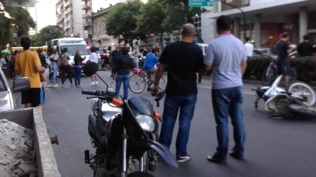 Una moto chocu00f3 e hiriu00f3 gravemente a una mujer en el centro