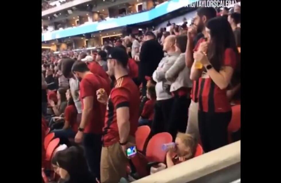 El tierno gesto de un hincha con su hija en pleno partido de fútbol