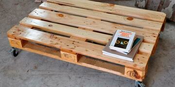 Los pallets suelen ser descartados y pueden ser usados para crear muebles\u002E (Prensa Municipalidad de Rafaela)