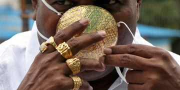 Shankar Kurhade con su mascarilla de oro (Foto: Reuters)