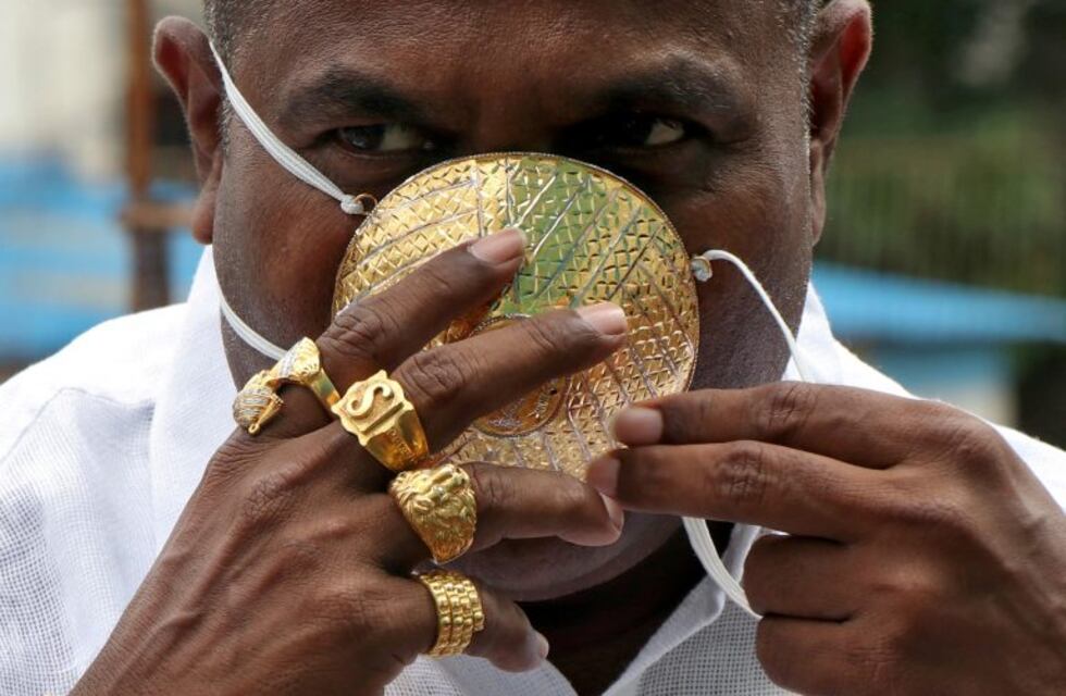 Un empresario de India utiliza un tapabocas de oro para combatir el coronavirus