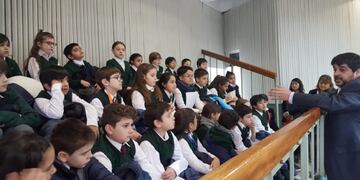 Alumnos de Colegio Poplars visitaron la Cámara de Diputados