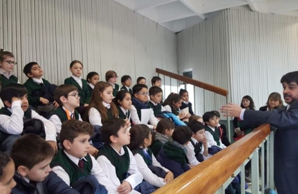 Alumnos de Colegio Poplars visitaron la Cámara de Diputados