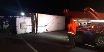 Un transportista volcó su carga de pollo en Ruta Nacional Nº14\u002E\nCrédito: Bomberos Voluntarios Ceibas