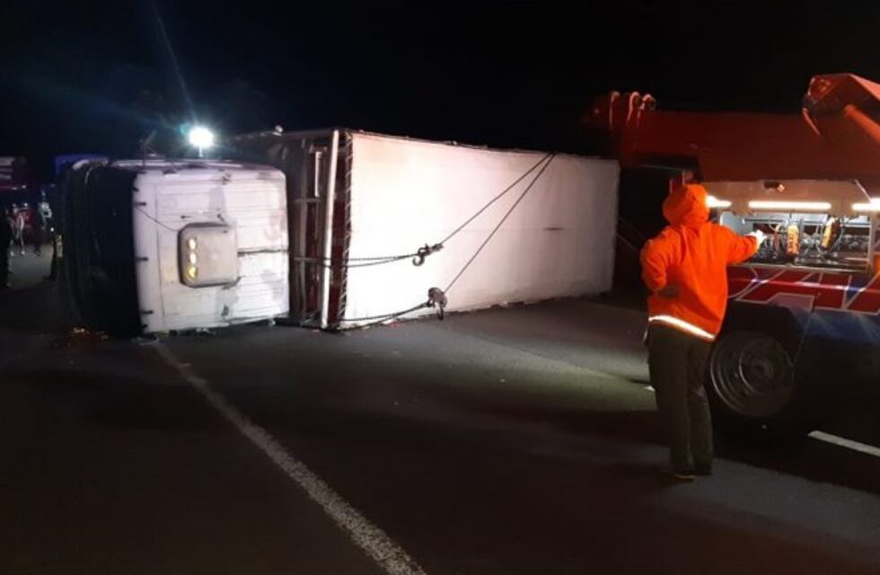 Un camión cargado con pollos volcó en la Ruta Nacional Nº14