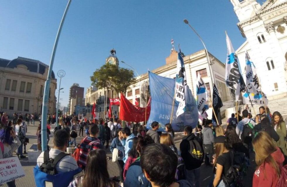 Los docentes universitarios de Paraná se suman a la tercera semana de paro