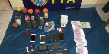 Se secuestró droga, celulares, balanzas y otros elementos de corte\u002E (Policía Federal)