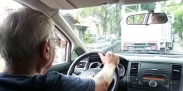 Adulto mayor al volante\u002E (Foto: web)\u002E