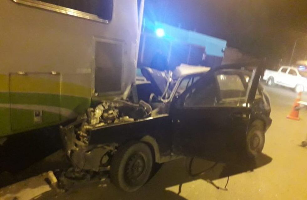 Un automovilista perdió el control y se incrustó en una casa rodante