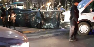 Los fierros quedaron tirados frente a la Plaza López\u002E (@valeyasogna)