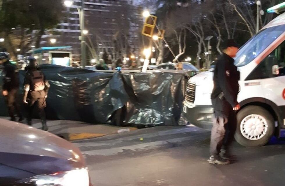 Un andamio cayó en Avenida Pellegrini y dos personas resultaron heridas