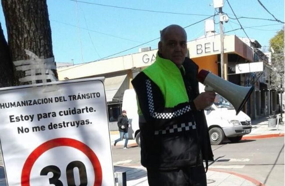 El inspector del megáfono y los cordones rojos buscan ordenar el tránsito en La Plata