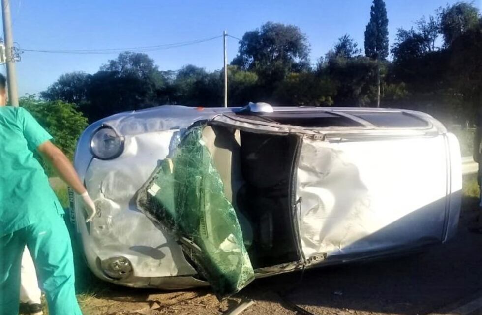 Automóvil volcó espectacularmente en la Ruta 5