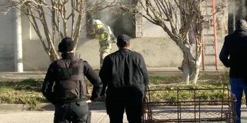 La vivienda ubicada sobre Guido Spano se prendió fuego por la mañana\u002E (Abel Córdoba)