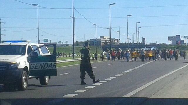 Gendarmeru00eda arribu00f3 a la cabecera de la Autopista Rosario-Buenos Aires durante el corte de la CCC junto a otras organizaciones sociales.