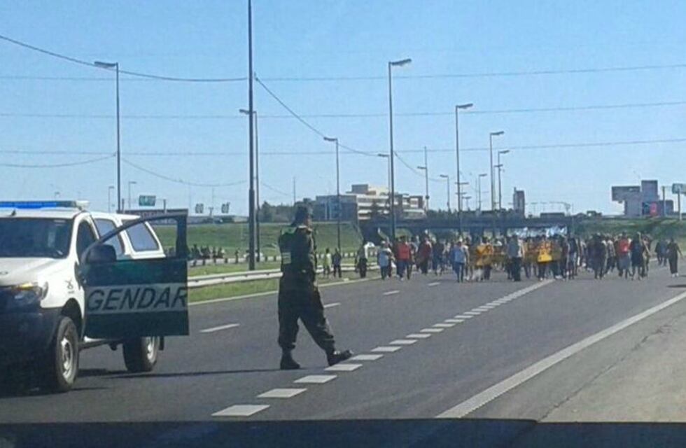 Dirigentes sociales repudiaron la llegada de Gendarmería al corte de la autopista a Buenos Aires