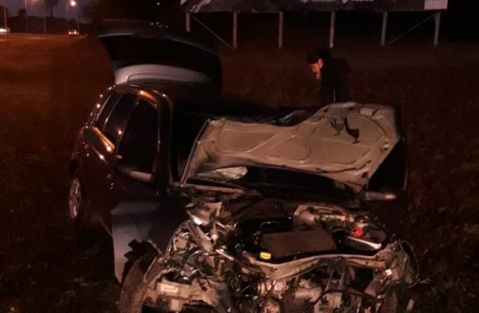 Perdió el control del vehículo e impactó contra una columna de alumbrado público