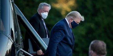 TOPSHOT - White House Chief of Staff Mark Meadows (L) watches as US President Donald Trump (C) walks off Marine One while arriving at Walter Reed Medical Center in Bethesda, Maryland on October 2, 2020\u002E - President Donald Trump will spend the coming days in a military hospital just outside Washington to undergo treatment for the coronavirus, but will continue to work, the White House said Friday (Photo by Brendan Smialowski / AFP)
