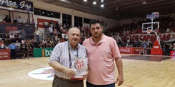 Juan Manuel Cavagliatto junto a Horacio Muratore, presidente de la Fiba, en un Sandrín que fue una fiesta\u002E