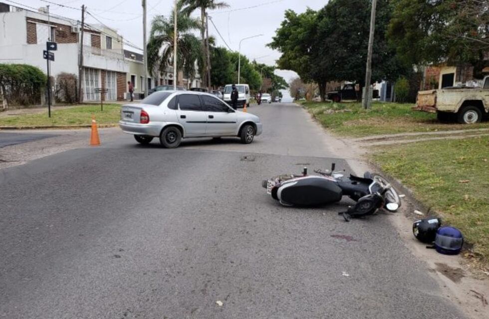 Dos jóvenes sufrieron traumatismos tras accidente en la esquina de la Unidad Penal