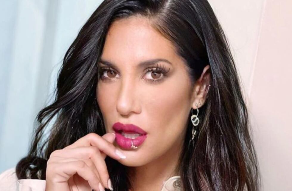 Silvina Escudero posó de espalda a cámara con un jean ajustado y una camisa blanca