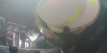 El bombero robó dinero de la caja registradora de una almacén en barrio General Bustos\u002E (Captura video El Doce TV)