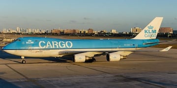 Secuestran 82 kilos de cocaína ocultos en la bodega de un avión que estaba por despegar de Ezeiza\u002E