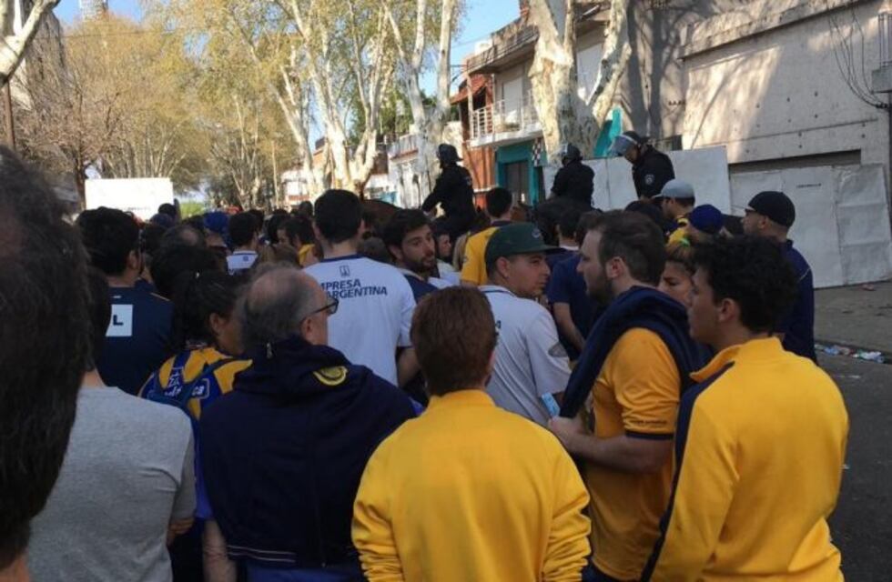 Clásico rosarino: hinchas con entrada se quedaron afuera y hubo incidentes