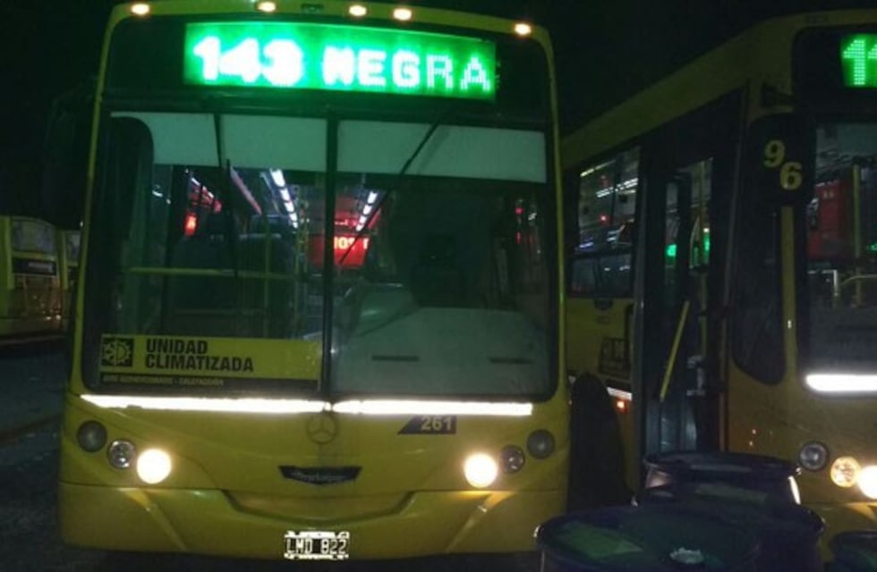 Delincuentes redujeron al chofer y asaltaron a todo el pasaje de un colectivo de la línea 143