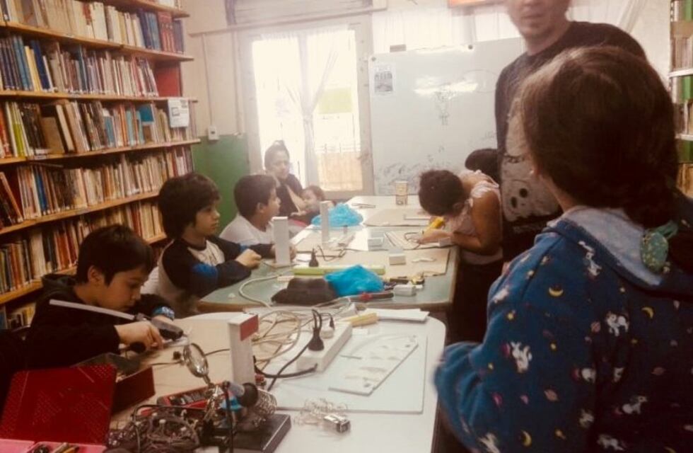 Taller de fabricación de juguetes electrónicos con materiales reciclados