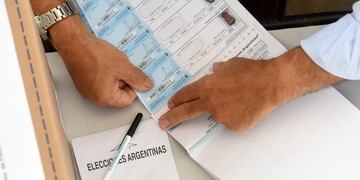 BUENOS AIRES (ARGENTINA), 22/11/2015\u002E- Electores argentinos votan para elegir presidente del pau00eds en el balotage entre Daniel Scioli y Mauricio Macri hoy, domingo 22 de noviembre del 2015, en Buenos Aires(Argentina) EFE/Juan Ignacio Roncoroni buenos aires dia de elecciones balotaje ballotage eleccion presidente segunda vuelta balotaje comprobante de votacion mesa autoridades