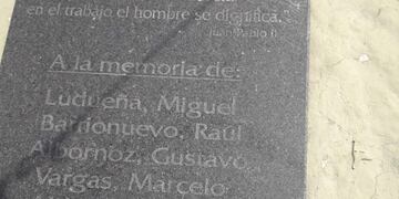 Placa en memoria de los compañeros de Arcor
