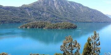 Dos pescadores filmaron un extraño movimiento en el lago Nahuel Huapi: ¿es Nahuelito?