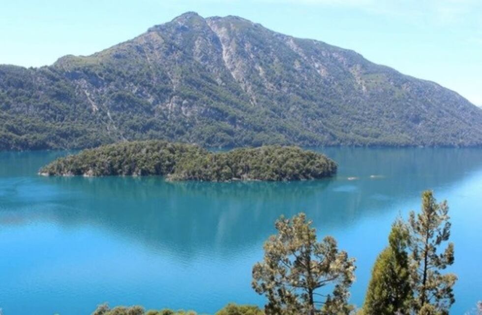 Dos pescadores filmaron un extraño movimiento en el lago Nahuel Huapi: ¿es Nahuelito?