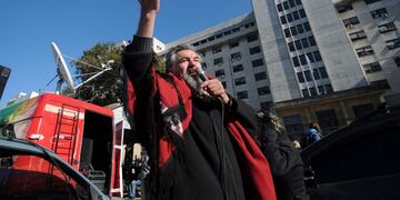 BUENOS AIRES, 27/04/2016, LA AGRUPACION DE RAUL CASTELLS MANIFIESTA EN COMODORO PY CONTRA LA CORRUPCION\u002E FOTO:DYN/LUCIANO THIEBERGER\u002E buenos aires raul castells dirigente piquetero manifestacion protesta contra la corrupcion en comodoro py