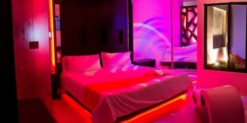 La Luna, y un free pass creativo y llamativo para llamar la atención para que autorice el protocolo para los hoeteles alojamientos\u002E