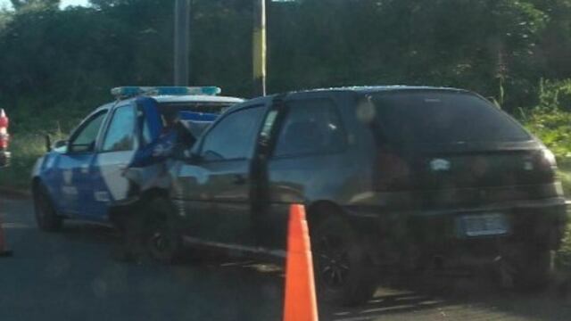 Volkswagen Gol chocu00f3 de atru00e1s a un patrullero policial