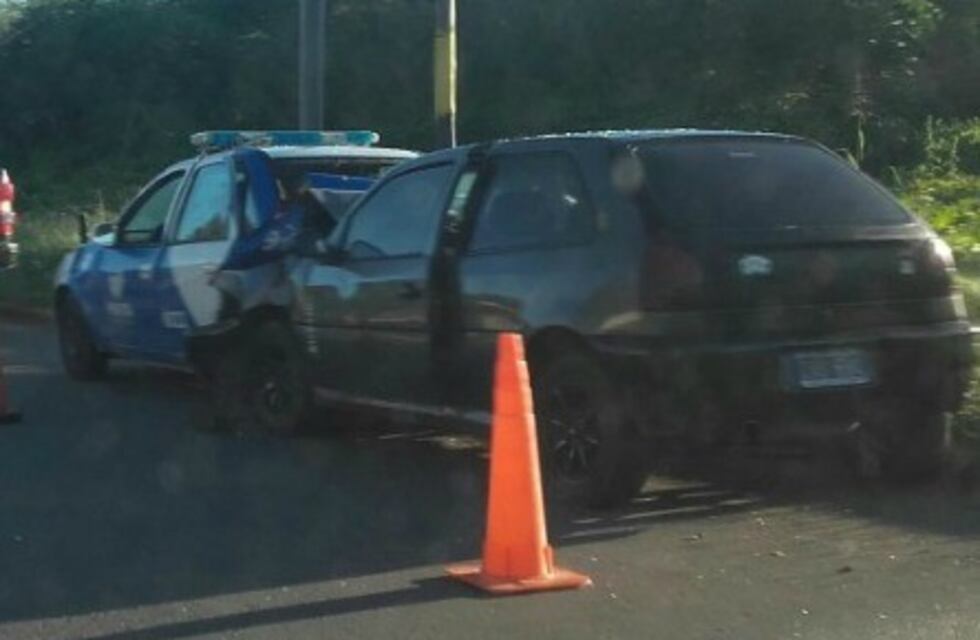 Iban a toda velocidad y se llevaron por delante un patrullero que estaba estacionado