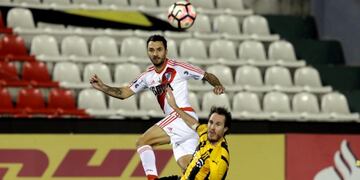 Football Soccer - Paraguayu2019s Guarani v Argentinau2019s River Plate u2013 Copa Libertadores - Defensores del Chaco stadium, Asuncion, Paraguay u2013 July 4, 2017\u002E Guaraniu2019s Hernan Novick (R) and River Plateu2019s Ignacio Scocco in action\u002E REUTERS/Jorge Adorno