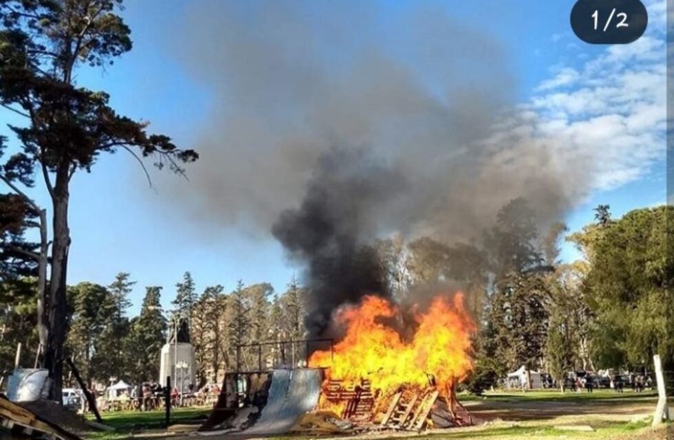 Vandalismo: prendieron fuego una rampa de Bici cross en el Parque de Mayo
