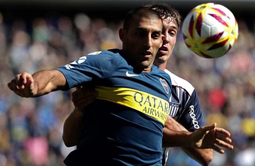 Ramón Ábila se lesionó en el entrenamiento de Boca y no llegaría al Superclásico
