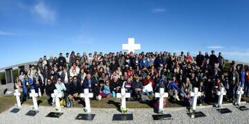 Familiares de 90 soldados argentinos localizados, en el cementerio de Darwin, Islas Malvinas, en la visita realizada el 26 de marzo de 2018\u002E