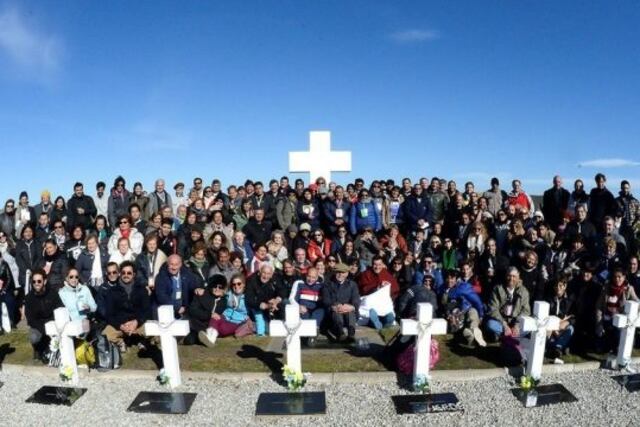 Familiares de 90 soldados argentinos localizados, en el cementerio de Darwin, Islas Malvinas, en la visita realizada el 26 de marzo de 2018\u002E