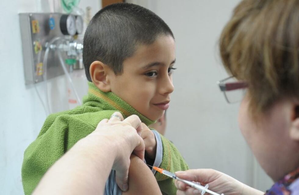 Por la falta de vacunas contra la meningitis recomendaron postergar la colocación a niños de 11 años